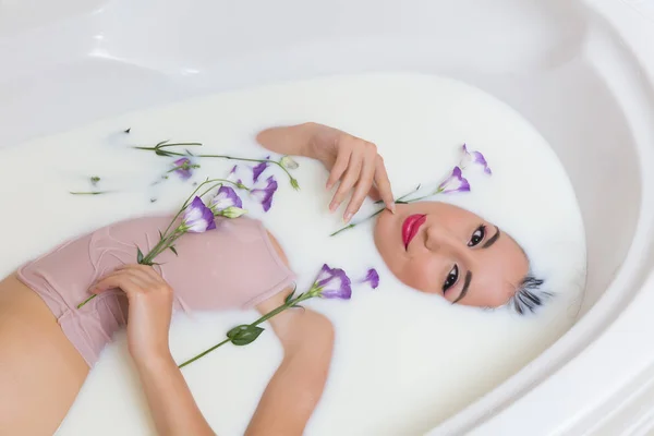 우유 목욕에 라일락 꽃 — 스톡 사진