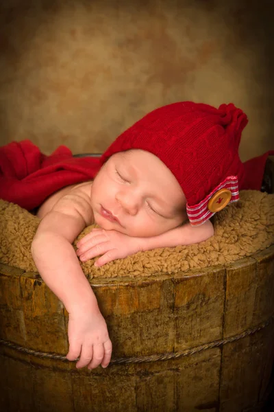 Νυσταγμένος μωρό σε κουβά με grunge — Φωτογραφία Αρχείου