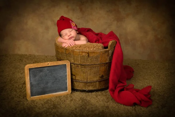 ネーム プレートと眠そうな赤ちゃん — ストック写真