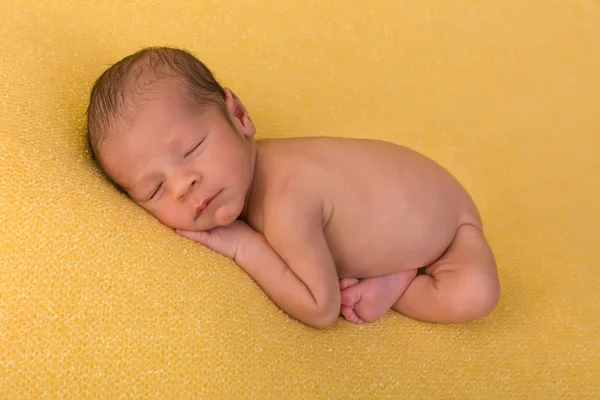 Новорожденный ребенок позировал на одеяле — стоковое фото