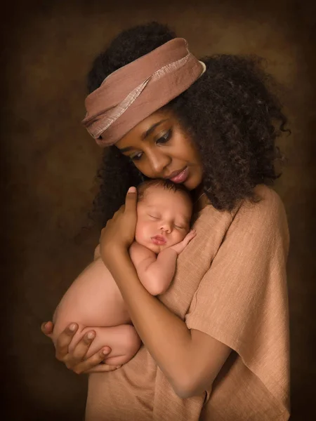 Amare la madre africana con il neonato — Foto Stock