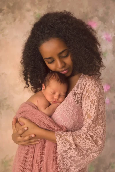 Äthiopische Mutter hält ihren neugeborenen Jungen — Stockfoto