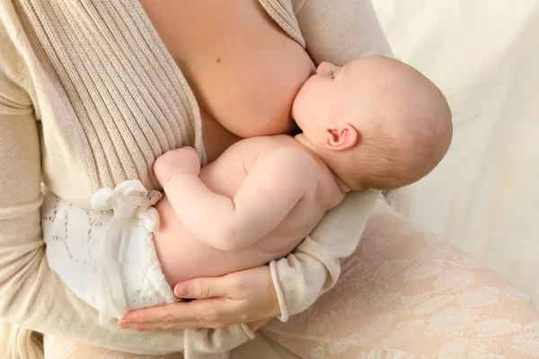 Moeder in bed borstvoeding — Stockfoto