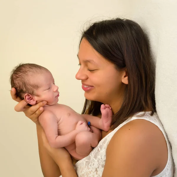 Szczęśliwa mama oglądania jej dziecko — Zdjęcie stockowe