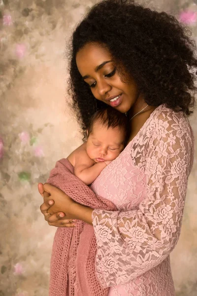 Maman africaine en robe rose avec bébé nouveau-né — Photo