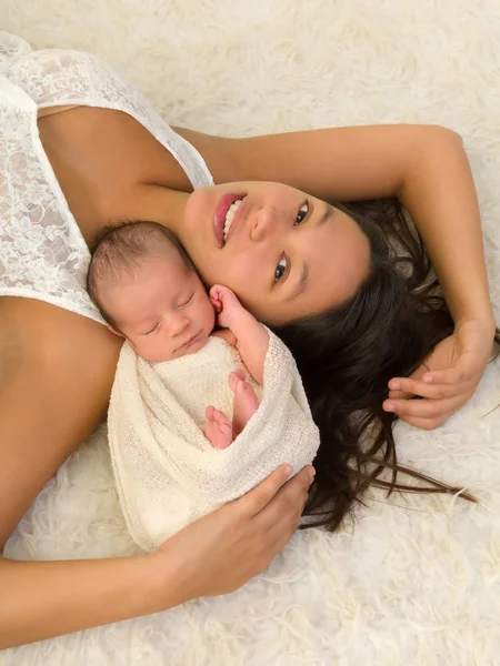 Красивая мать с новорожденным ребенком — стоковое фото