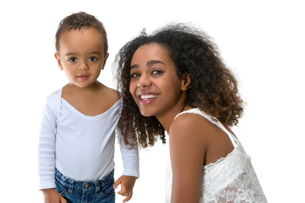 Afrikaanse jongen met moeder — Stockfoto