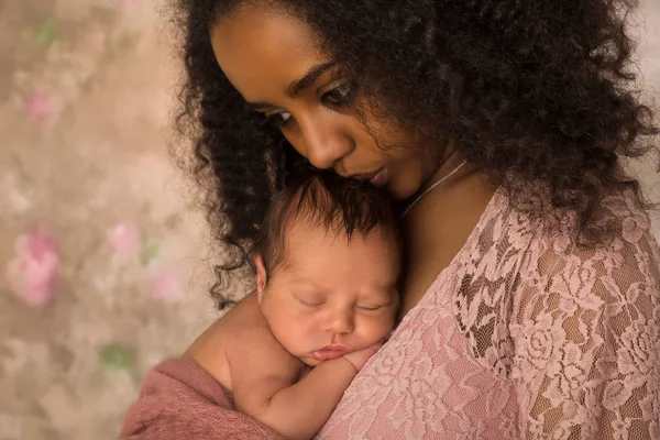 Hermosa madre africana besando a su bebé —  Fotos de Stock
