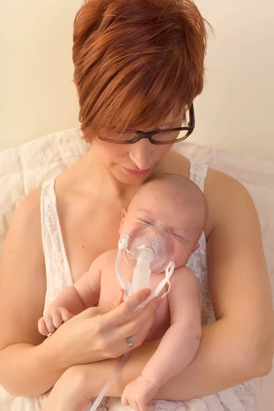 Madre che tratta il bambino con aerosol — Foto Stock