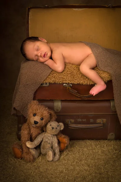 Novorozené dítě v kufru — Stock fotografie