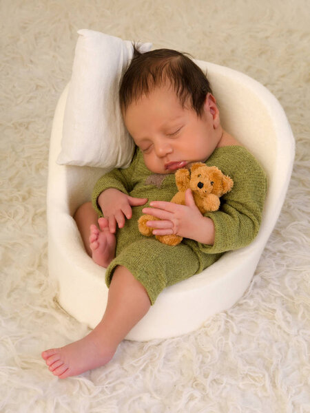 Ребенок спит в мини-кресле
