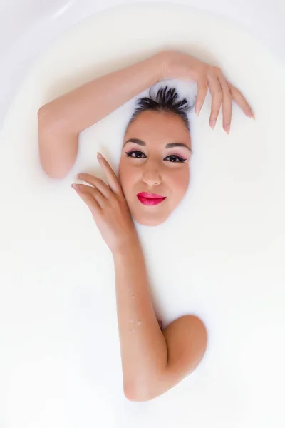 Mujer sonriente en baño de leche —  Fotos de Stock