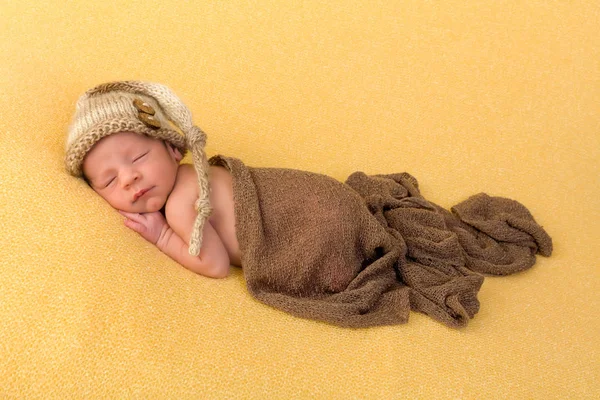 Sleepy pasgeboren baby — Stockfoto