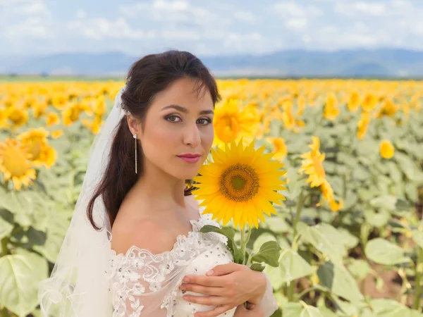 Bruid in Bulgaarse zonnebloem veld — Stockfoto