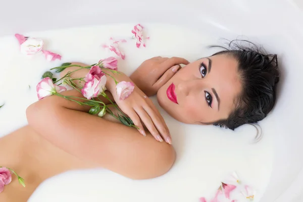 Mujer atractiva en baño de leche — Foto de Stock