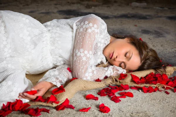 Sleeping with rose petals — Stock Photo, Image