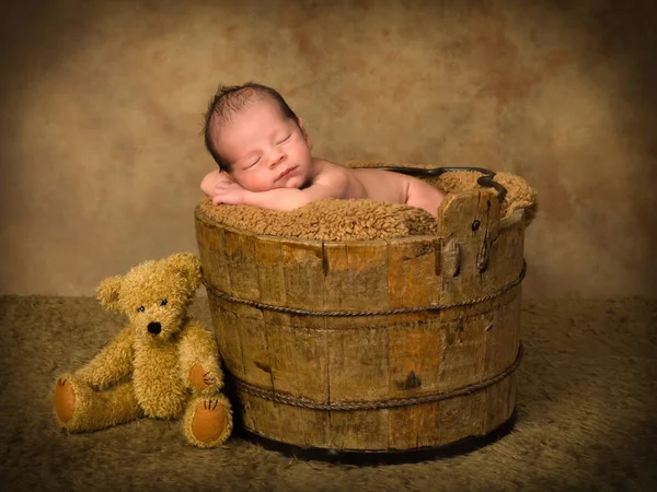 Sovande baby i antik hink — Stockfoto
