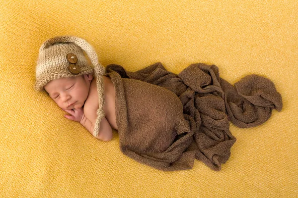 Bébé sur couverture jaune — Photo