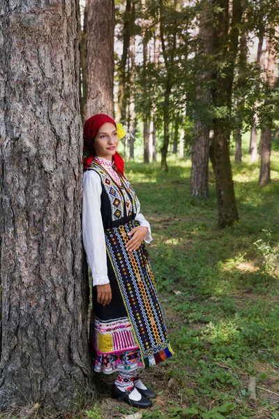 Mulher bonita posando em vestido búlgaro — Fotografia de Stock