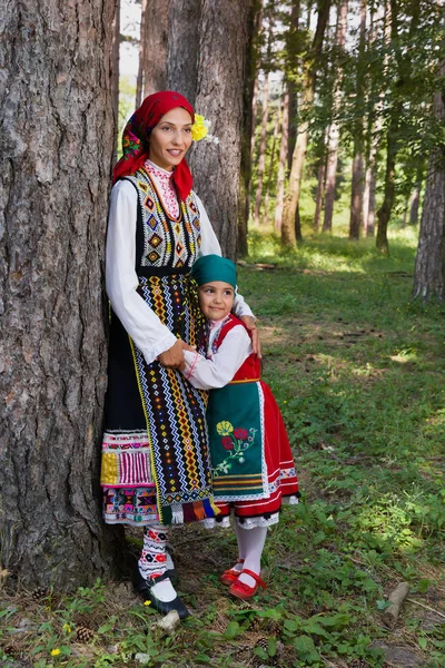Moeder en dochter poseren in Bulgaarse jurk — Stockfoto