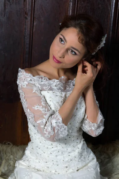 Bride putting on jewellery — Stock Photo, Image