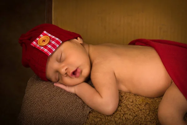 Bebé recién nacido dormido de raza mixta — Foto de Stock