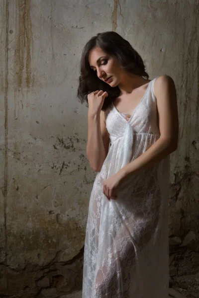 Dantel gecelik terk edilmiş binada