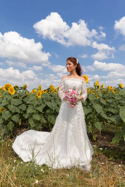 Blue sky for a bride — Stock Photo, Image