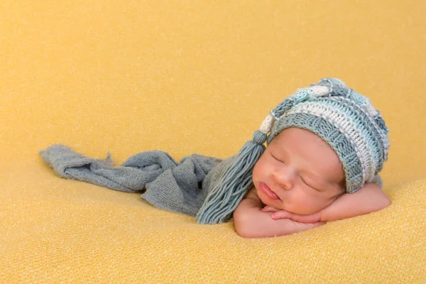 Nyfödda barn med blue bonnet — Stockfoto
