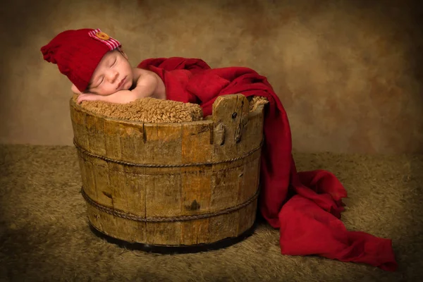Vintage kova içinde uyuyan bebek — Stok fotoğraf