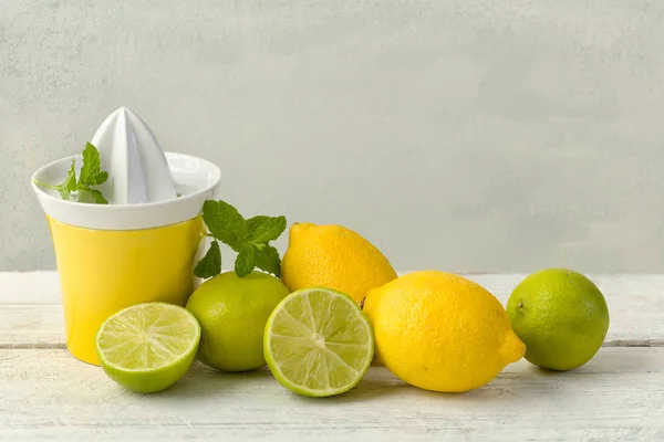 Citrus fruit and squeezer — Stock Photo, Image