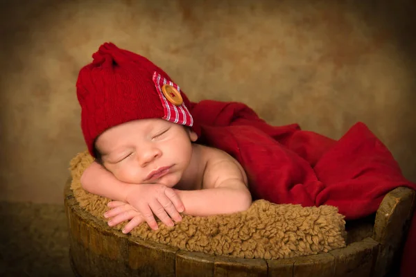 Bebé recién nacido en cubo antiguo — Foto de Stock