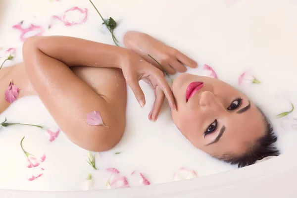 핑크 꽃 우유 목욕 — 스톡 사진