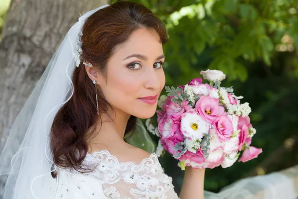 Bride closeup in garden — Stock Photo, Image