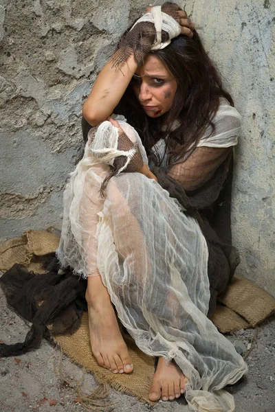 Abused woman in corner — Stock Photo, Image