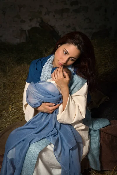 Mladá Mary v vánoční stodola — Stock fotografie