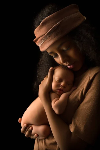 Mãe etíope com bebê nas sombras — Fotografia de Stock