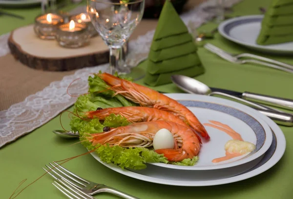 Shrimps starter on festive table — Stock Photo, Image