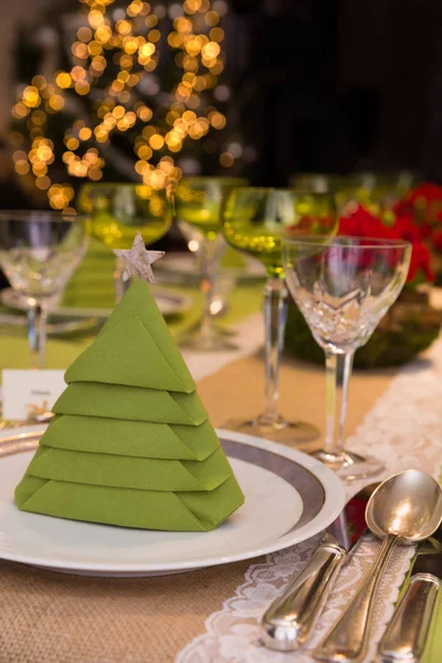 Árbol de Navidad borroso y mesa de cena —  Fotos de Stock