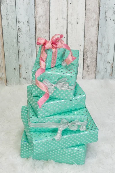 Christmas presents in green and pink — Stock Photo, Image