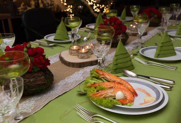 Xmas tree folded napkins on dinner table — Stock Photo, Image