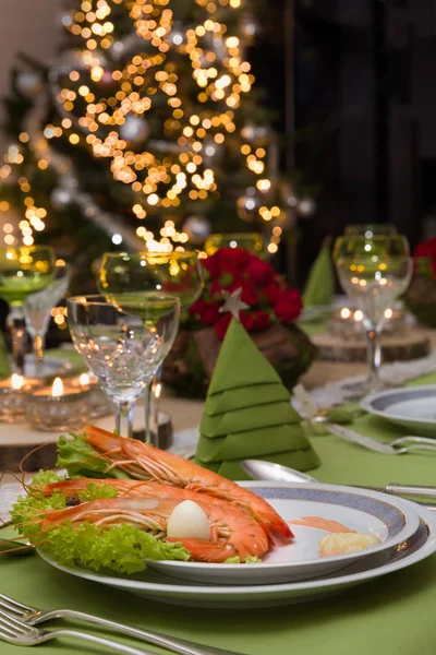 Vorspeise auf Weihnachtstisch serviert — Stockfoto