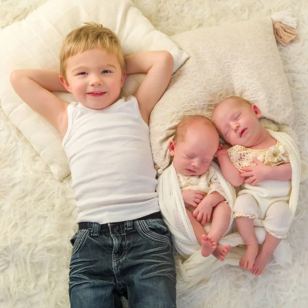 Toddler with newborn babies — Stock Photo, Image