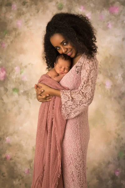 Sorrindo mãe africana com bebê recém-nascido — Fotografia de Stock