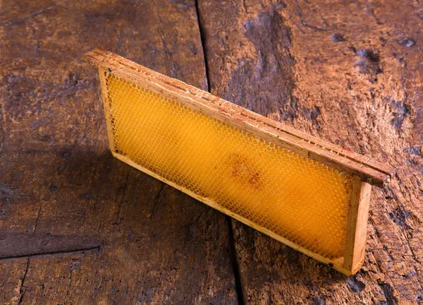 Honingraat frame op hout — Stockfoto