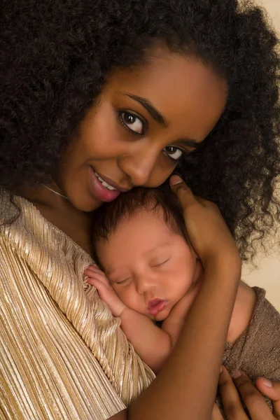 Holding her newborn baby — Stock Photo, Image