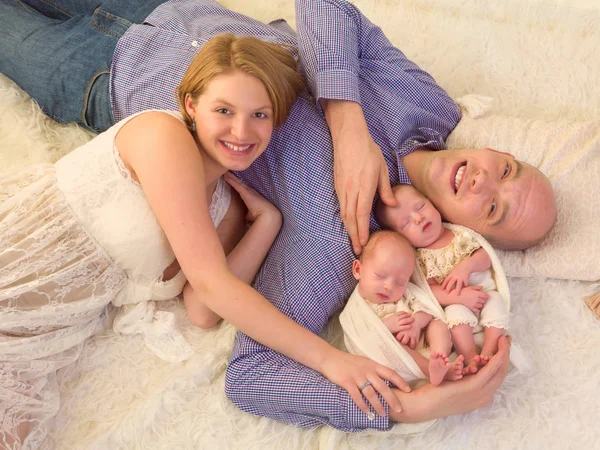 Lyckliga föräldrar till nyfödda tvillingar — Stockfoto