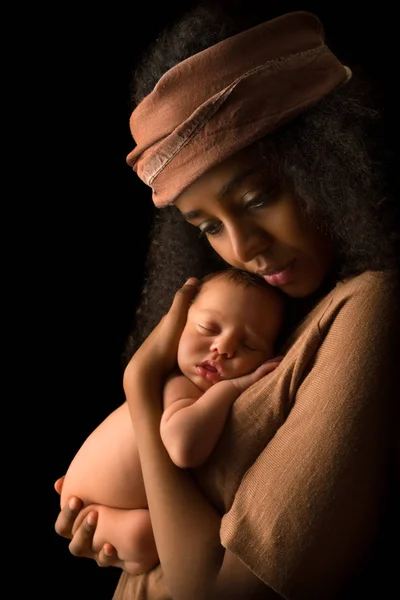 Sombra foto de mãe africana com bebê — Fotografia de Stock