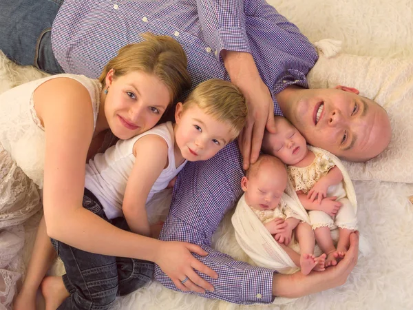 一卵性双生児と家族の肖像画 — ストック写真