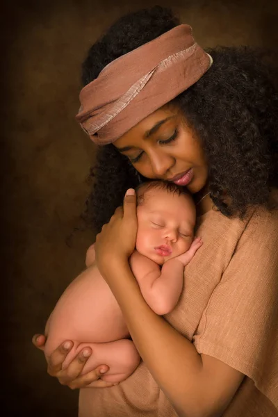 Mãe Africana abraçando bebê recém-nascido — Fotografia de Stock